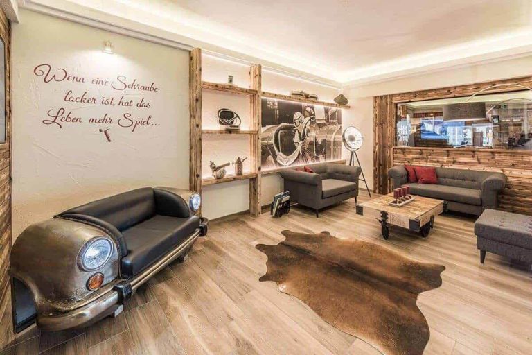 Stylisches Hotel-Lounge mit einem Sofa im Autostil, moderner Einrichtung und Holzdekor.