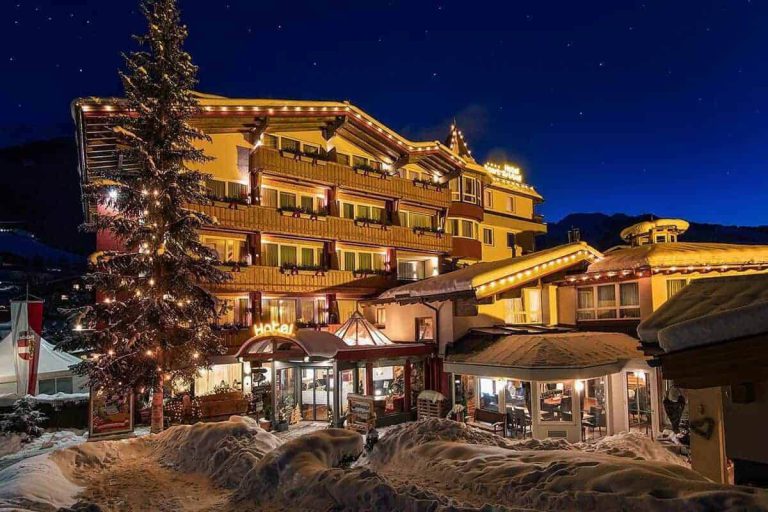 4-Sterne Vötter's Hotel in Kaprun, beleuchtet im Schnee unter dem Sternenhimmel.