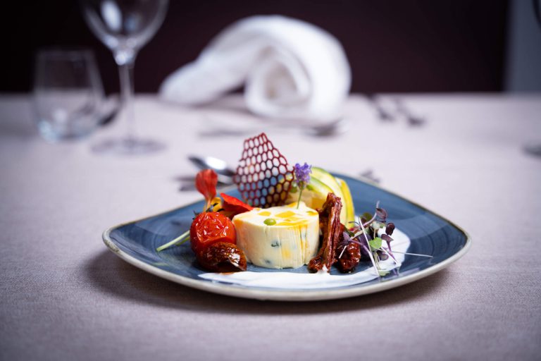 Kreatives Gericht auf elegantem Teller, serviert im Vötter's Hotel-Restaurant in Kaprun.